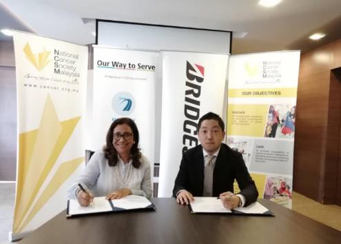 The MOU signing ceremony on April 19th, 2019
(From left to right) Clare Ratnasingham, Project Director, NCSM
Yuichiro Shirai, Managing Director, Bridgestone Malaysia