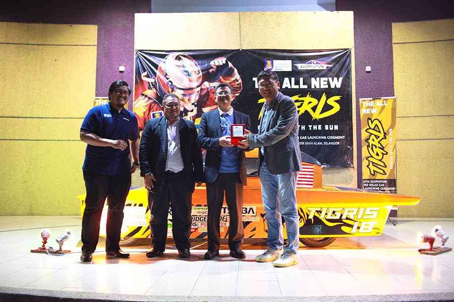 Managing Director of Bridgestone Tyre Sales (Malaysia) Sdn. Bhd. received token of appreciation from UiTM Eco Photon Solar Racing Team